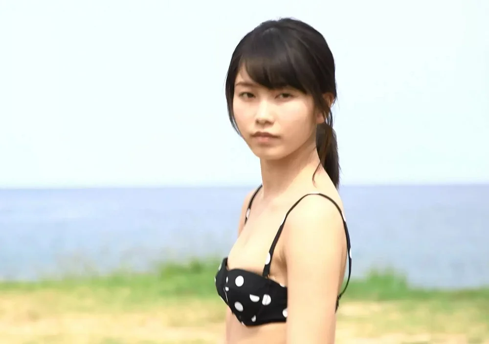 横山由依の乳首ポロリエロ画像1