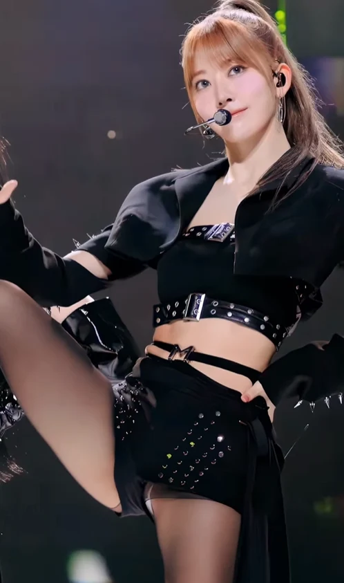 宮脇咲良のパンチラエロ画像4