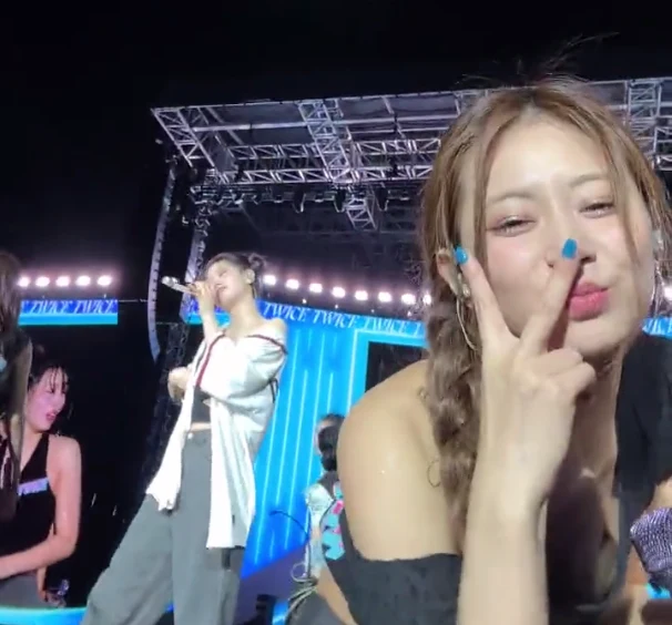 TWICEツウィの乳首ポロリ1