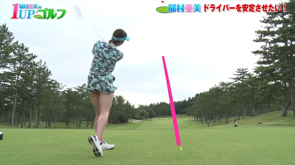 稲村亜美のパンチラ画像1