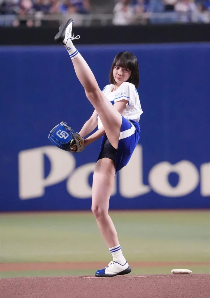 岡田紗佳始球式開脚パンチラエロ画像2