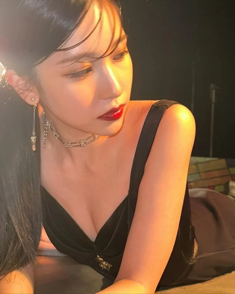 MINAのおっぱい谷間エロ画像7