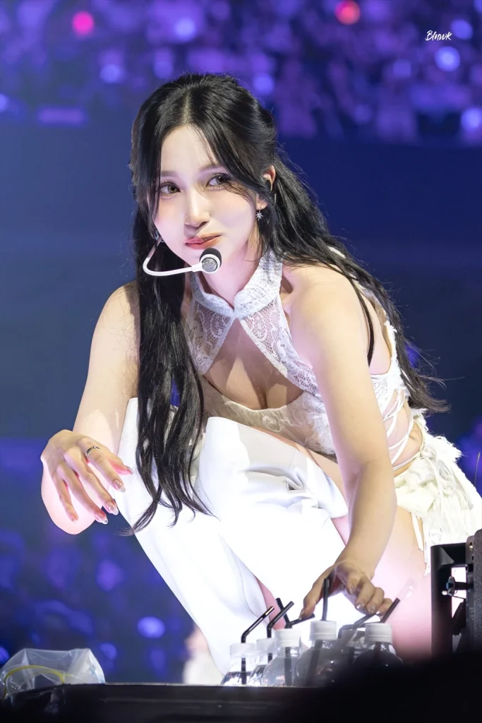 MINAのおっぱい谷間エロ画像8