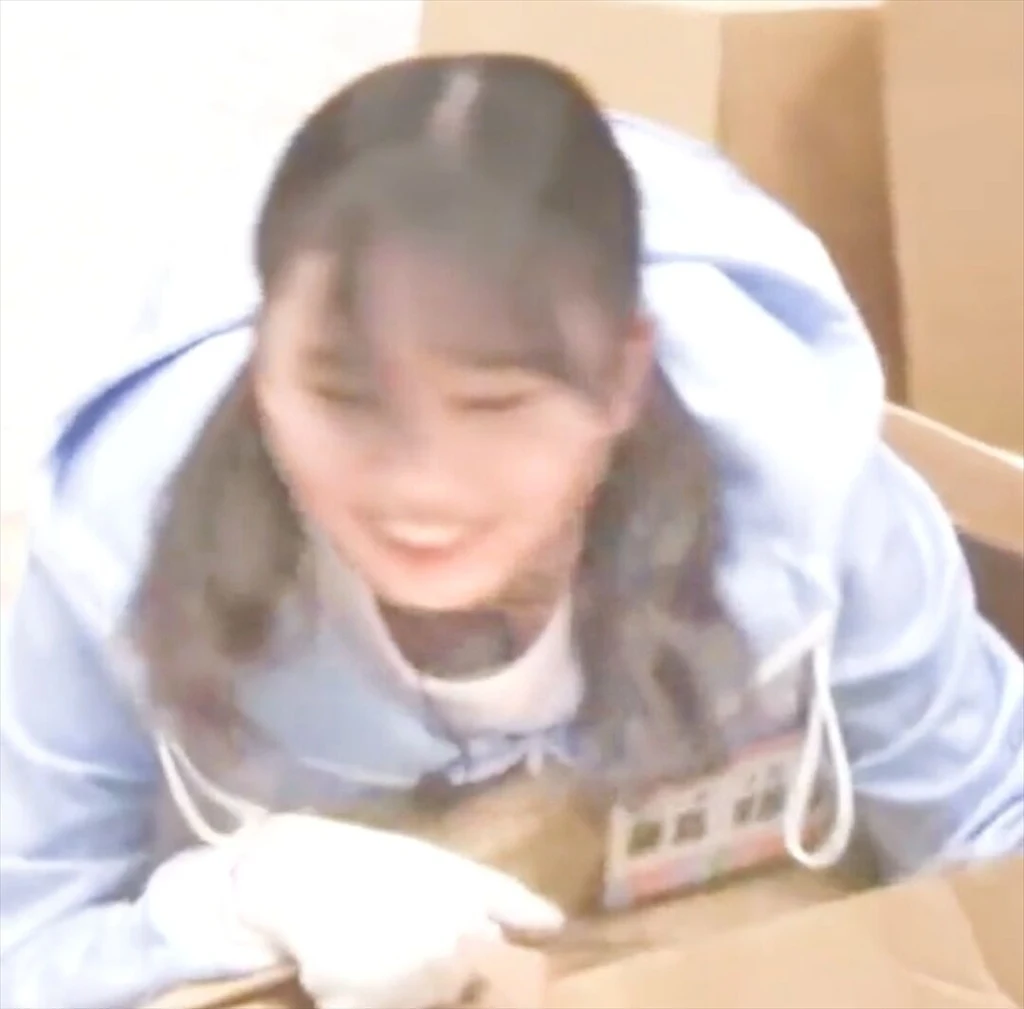 藤嶌果歩の前屈み胸チラエロ画像