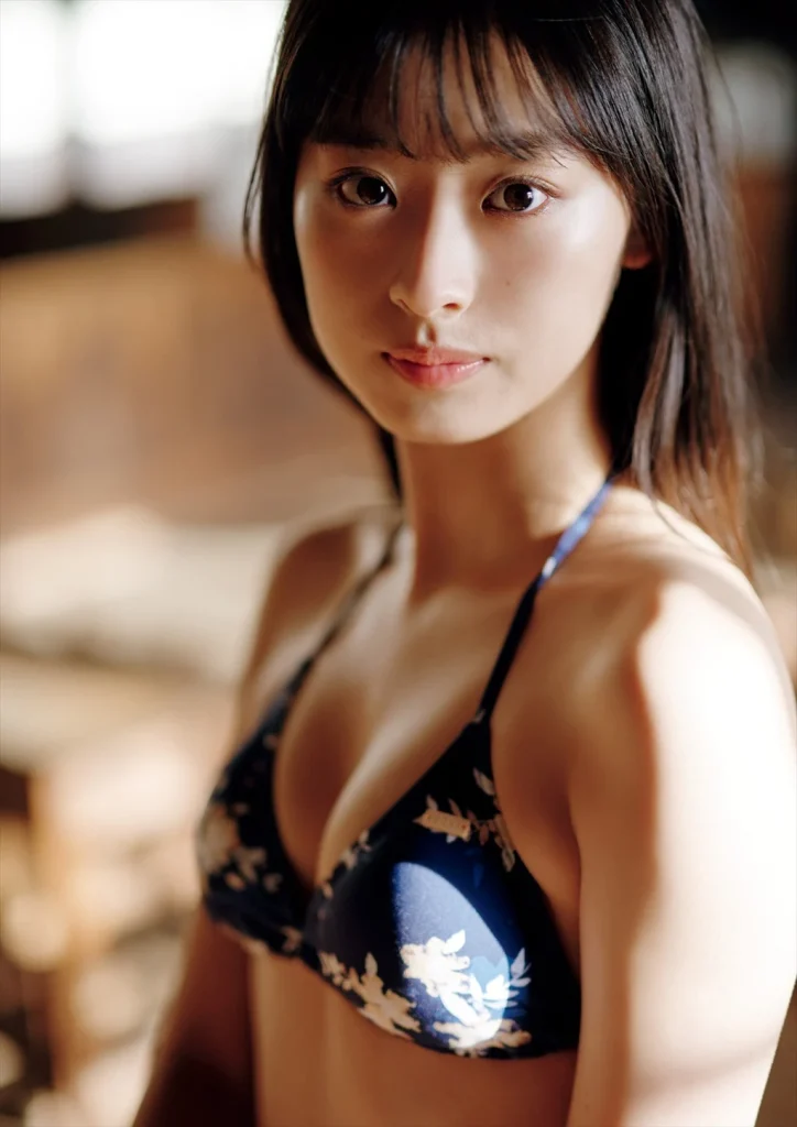 井本彩花のおっぱい谷間エロ画像5