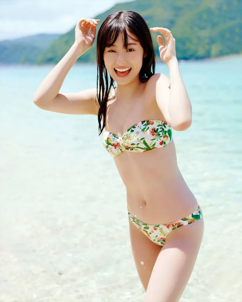 井本彩花のビキニ水着姿エロ画像3