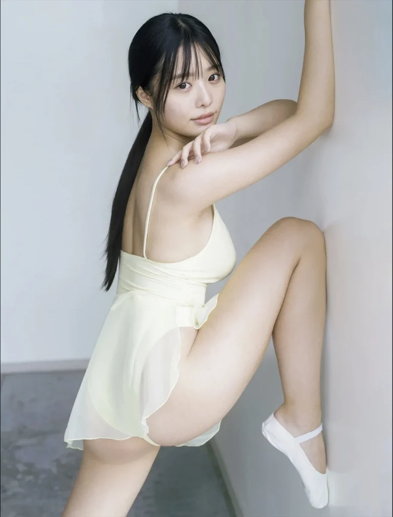 高鶴桃羽のハイレグ水着姿エロ画像3