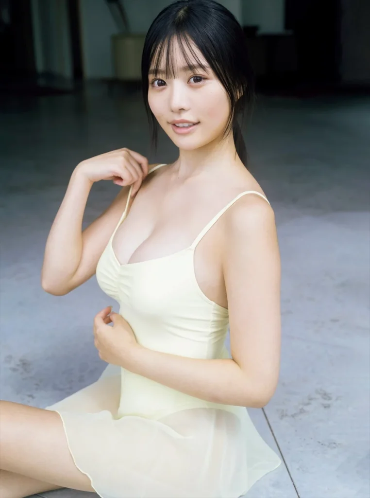 高鶴桃羽のハイレグ水着姿エロ画像2
