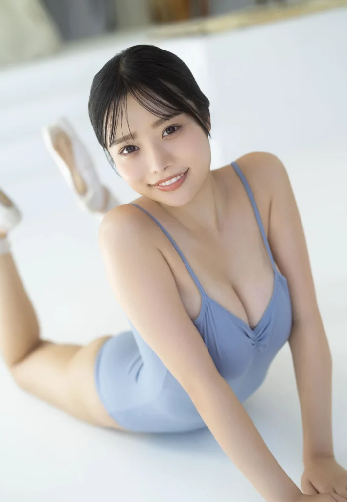 高鶴桃羽のハイレグ水着姿エロ画像4