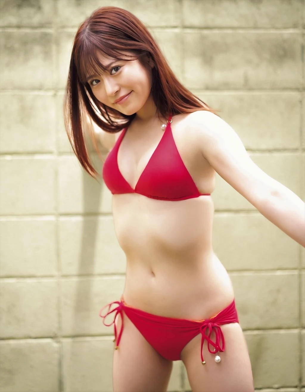 月足天音のビキニ水着姿エロ画像1