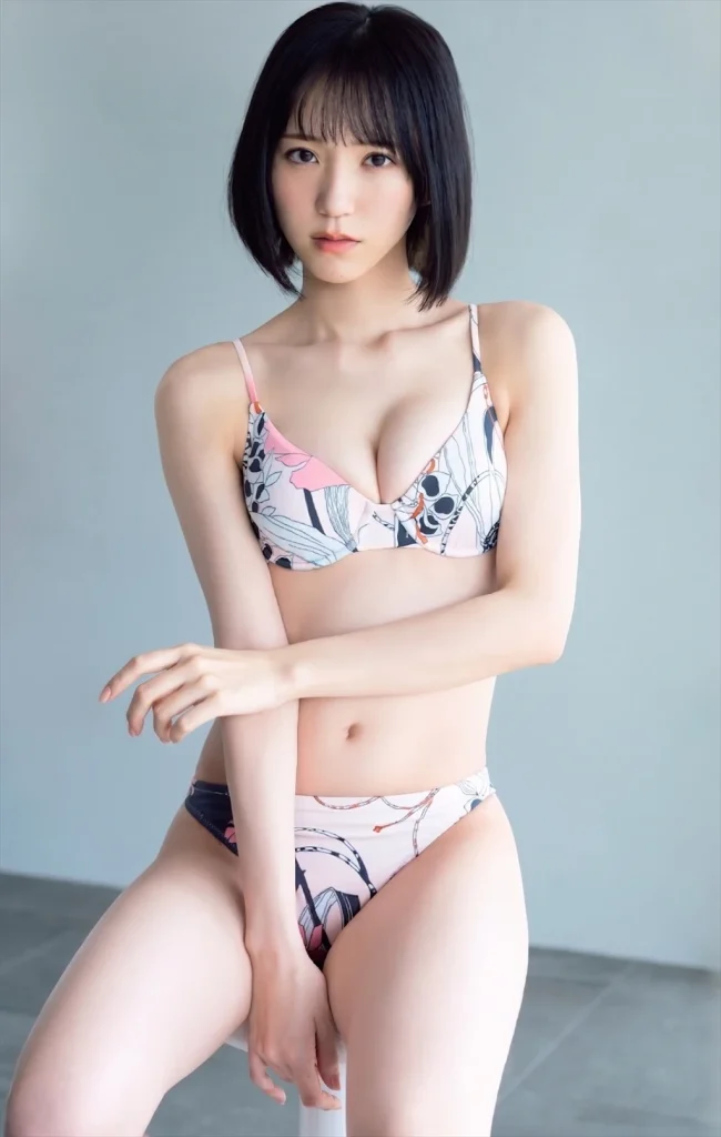 野口衣織のビキニ水着姿エロ画像2