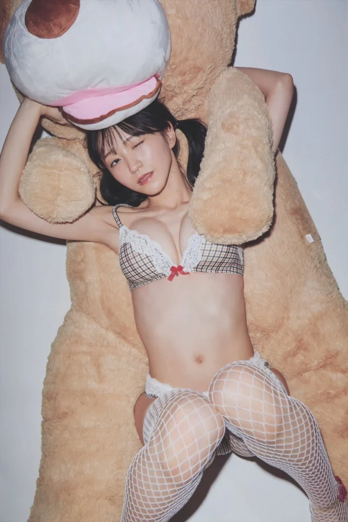 野口衣織のビキニ水着姿エロ画像5