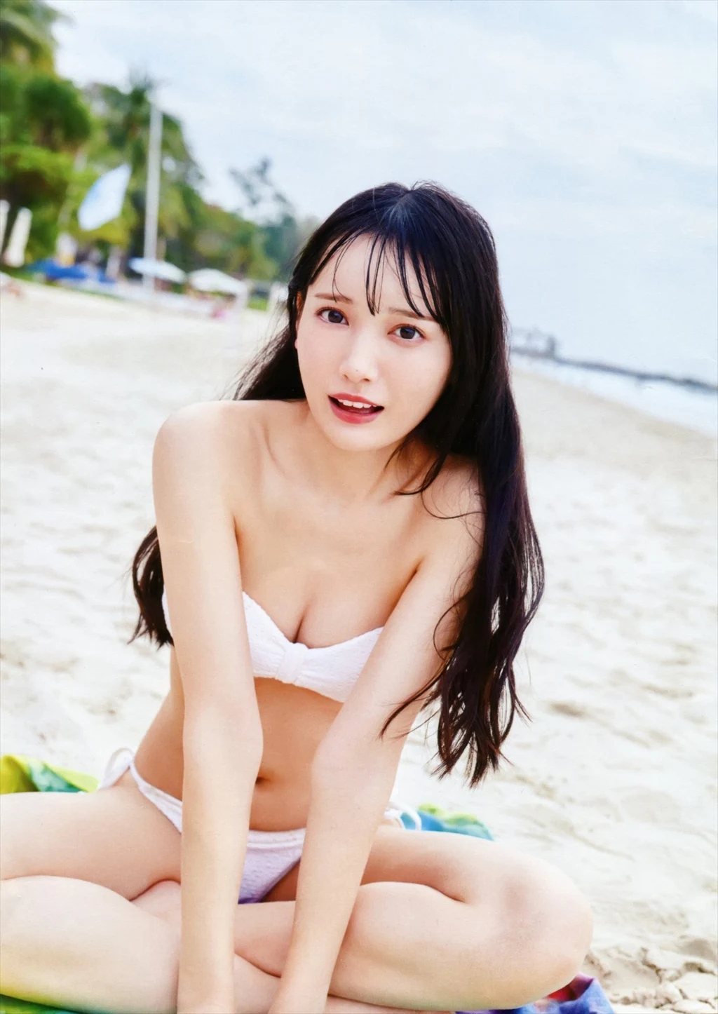 鈴木瞳美のビキニ水着姿エロ画像1